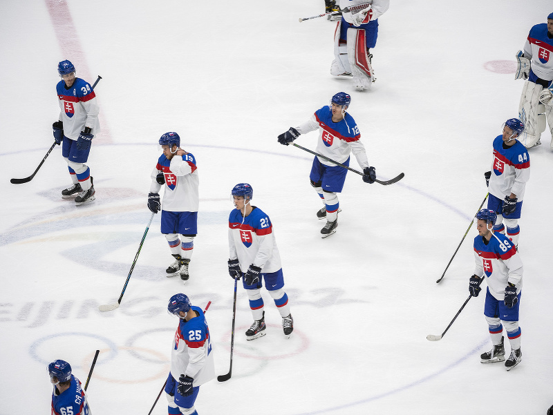 Na snímke slovenskí hokejisti odchádzajú z ľadu po prehre 2:6 v zápase základnej C-skupiny Fínsko - Slovensko na ZOH 2022 v Pekingu