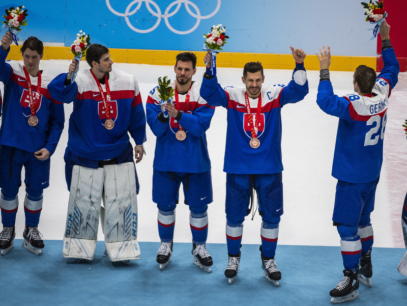 Na snímke zľava hokejisti Slovenska Samuel Kňažko, brankár Patrik Rybár, Peter Zuzin, Marek Hrivík a Martin Gernát po výhre v zápase olympijského turnaja v hokeji mužov o bronz Slovensko - Švédsko na ZOH 2022 v Pekingu
