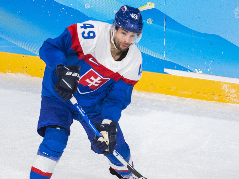 Na snímke hokejista Slovenska Samuel Takáč v zápase základnej C-skupiny Švédsko - Slovensko na ZOH 2022 v hokeji mužov v Pekingu