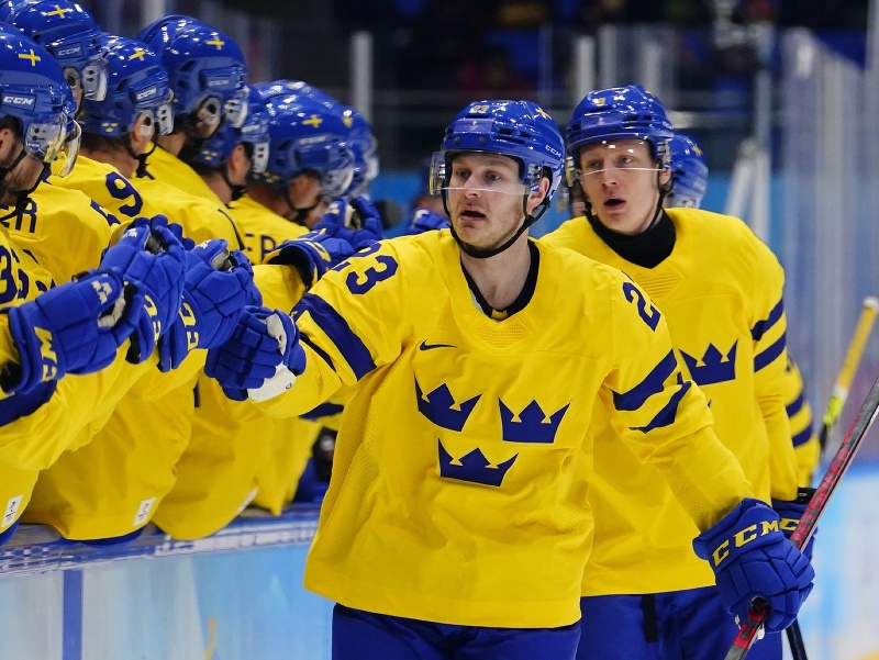 Švédsky hokejista Lucas Wallmark sa teší so spoluhráčmi po strelení gólu v zápase základnej 