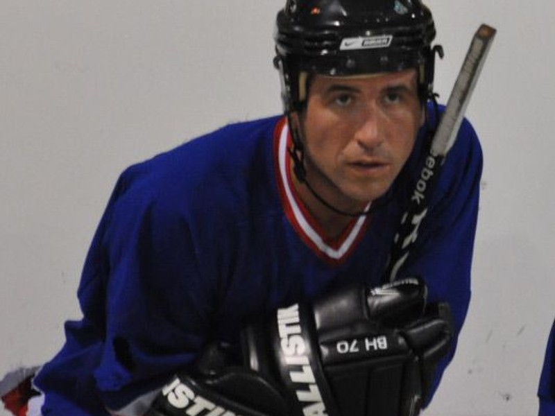 Terry Ryan, kapitán kanadských hokejbalistov, obhajuje správanie spoluhráča Justina Pendera.