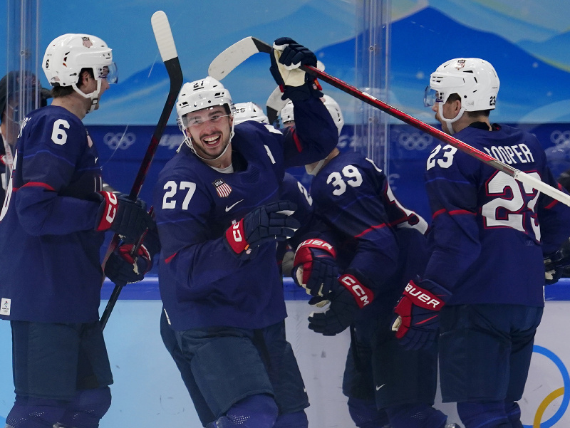 Americkí hokejisti oslavujú gól v zápase proti Číne na ZOH 2022