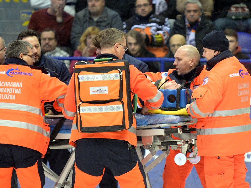 Záchranári odnášajú z ľadu zraneného hráča Košíc Tomáša Hričinu