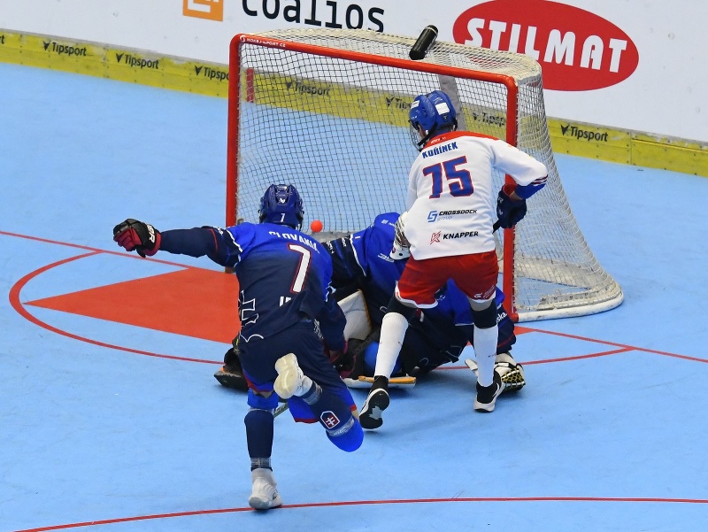 Český hokejbalista do 16 rokov Jakub Kořínek (vpravo) strieľa gól do siete Slovenska počas semifinále na MS juniorov v hokejbale v Hradci Králové