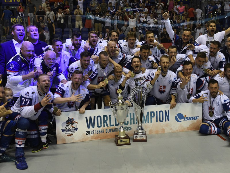 Slovenskí hokejbalisti s víťaznou trofejou po zisku štvrtého zlata po sebe