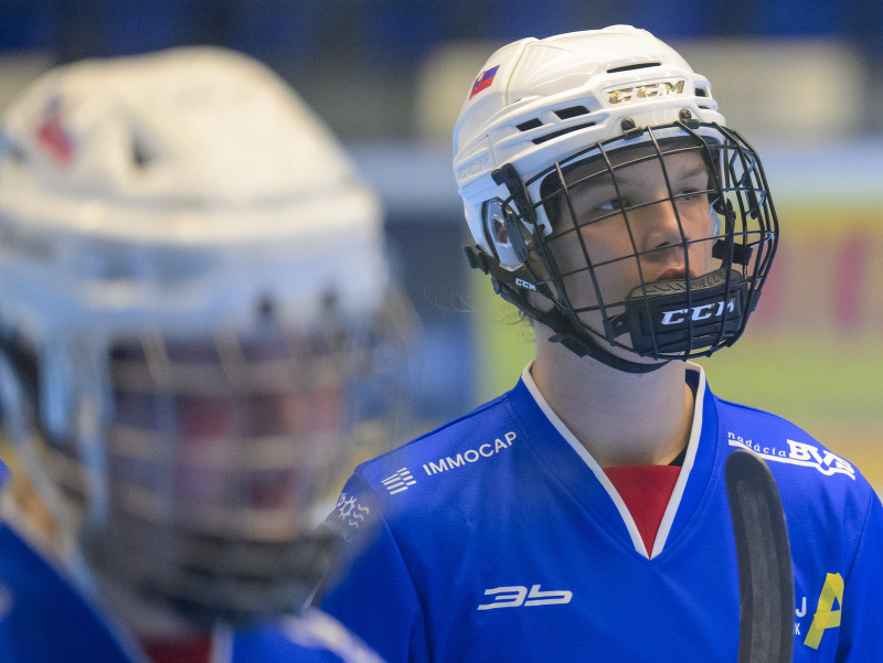 Na snímke vpravo Nela Lopušanová (Slovensko) počas zápasu majstrovstiev sveta junioriek v hokejbale