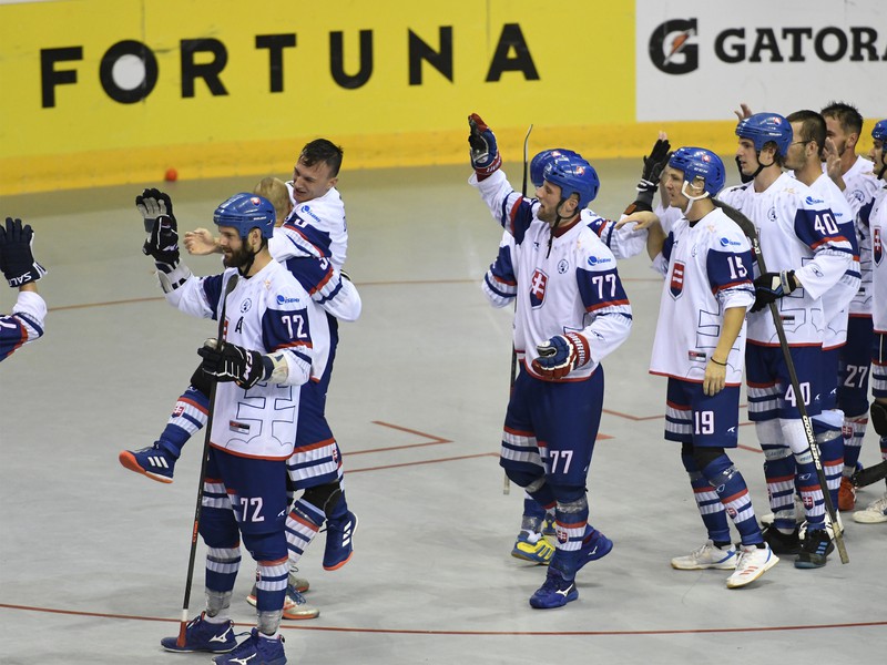 Hráči Slovenska oslavujú víťazstvo 6:1 v zápase proti Kanade