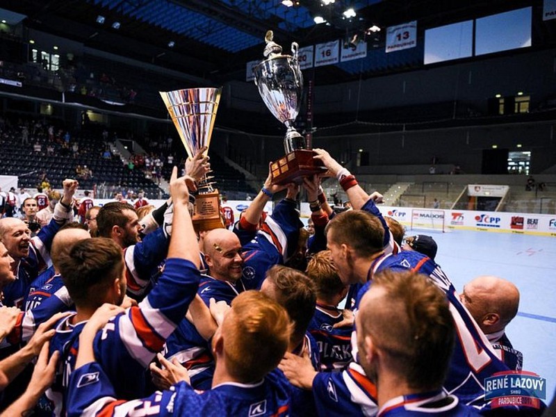 Slovenskí hokejbalisti s majstrovskou trofejou