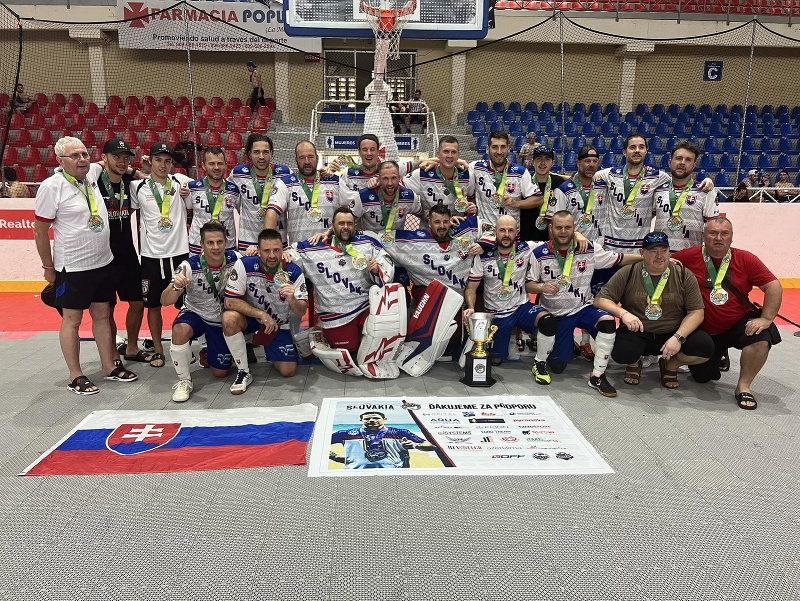 Na snímke hokejbalisti Slovenska v kategórii nad 35 rokov