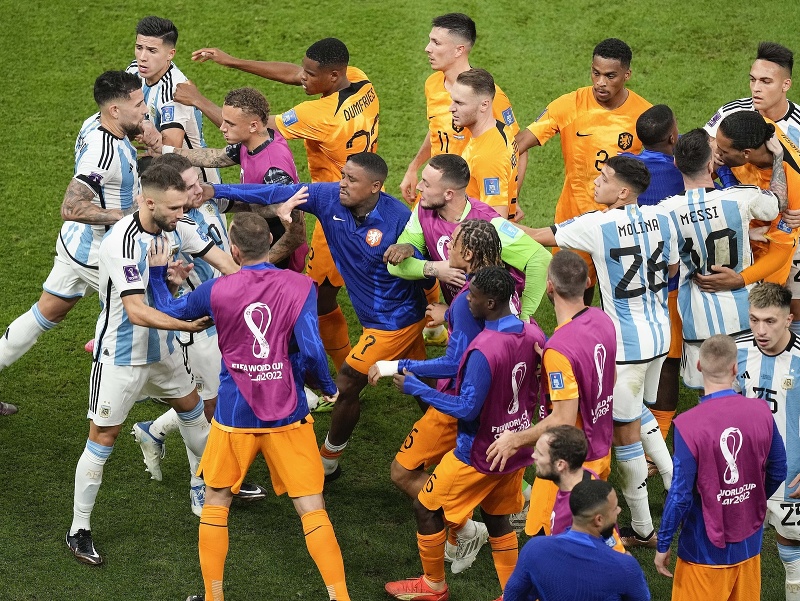 Holandskí (oranžové dresy) a argentínski futbalisti počas potýčky vo štvrťfinálovom zápase Holandsko - Argentína
