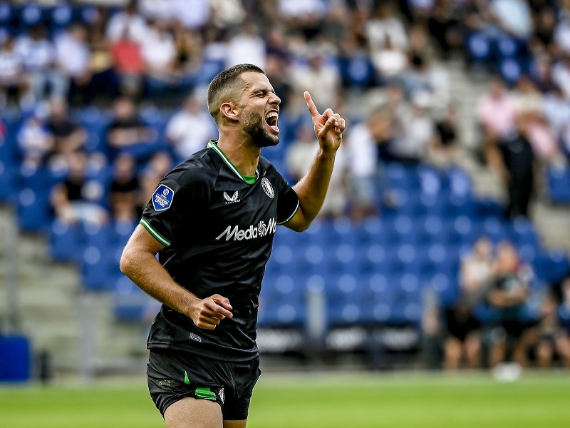 Dávid Hancko oslavuje svoj premiérový gól v sezóne