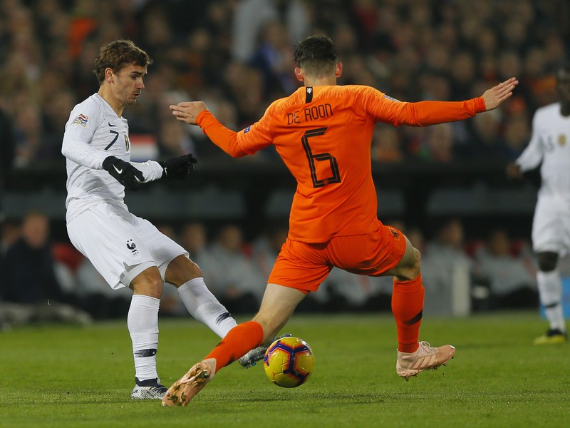 Mart De Roon sa snaží o zblokovanie Griezmannovej strely