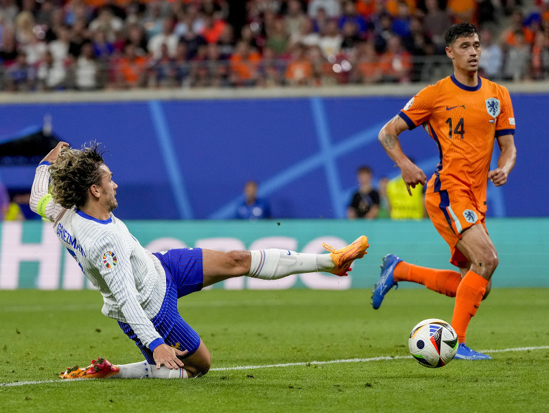Antoine Griezmann zakončuje na bránu