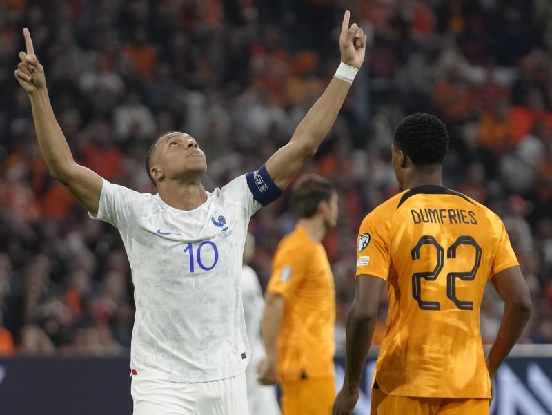 Francúzsky hráč Kylian Mbappé oslavuje po tom, ako strelil úvodný gól v zápase B-skupiny kvalifikácie o postup na ME 2024 vo futbale Holandsko - Francúzsko