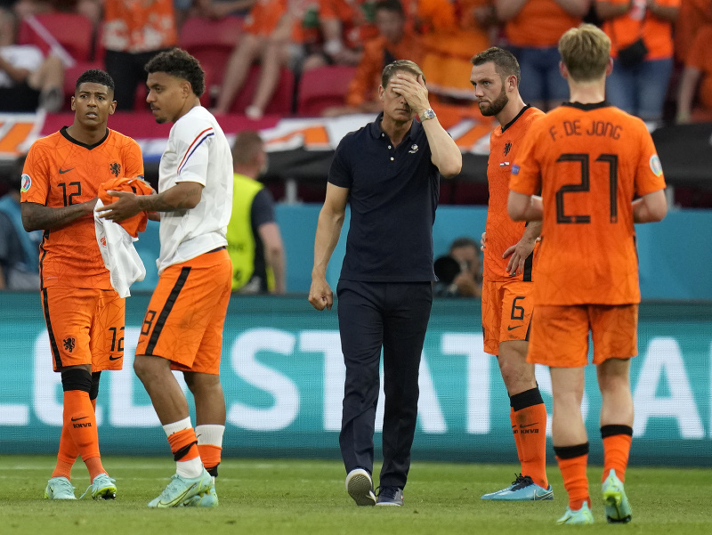 Futbalisti Holandska a tréner Frank de Boer po prehre s Českom v osemifinále EURO 2020