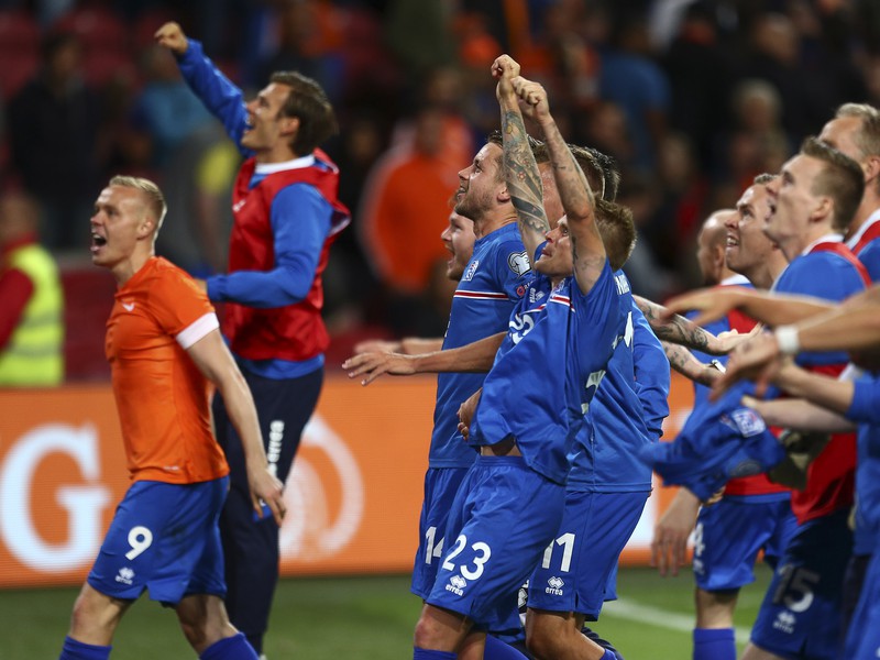 Islandskí futbalisti sa takto tešili so svojimi fanúšikmi, ktorí pricestovali do Holandska