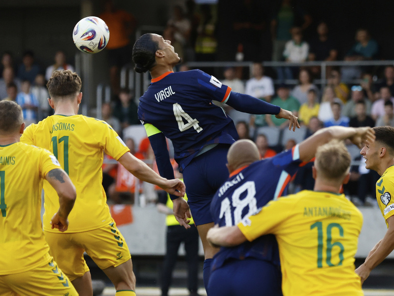Virgil van Dijk v súboji o loptu