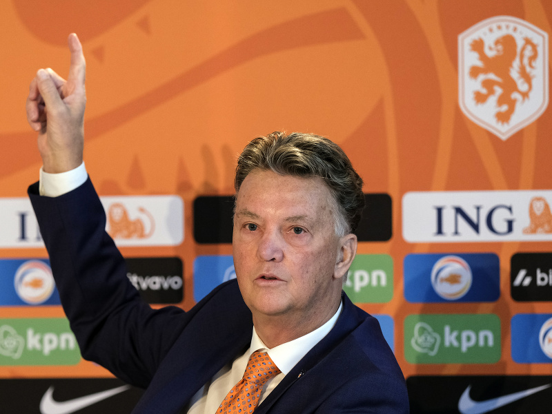 Tréner holandskej futbalovej reprezentácie Louis van Gaal gestikuluje oznamuje záverečnú 26-člennú nomináciu Holandska na blížiace sa MS v Katare 