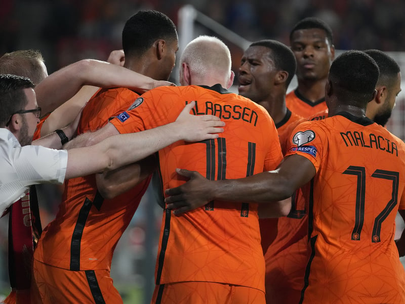 Radosť hráčov Holandska po góle Memphisa Depaya
