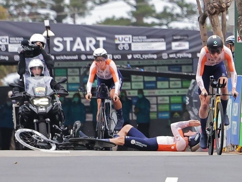 Holandská cyklistka Annemiek van Vleutenová spadla počas miešanej časovky družstiev