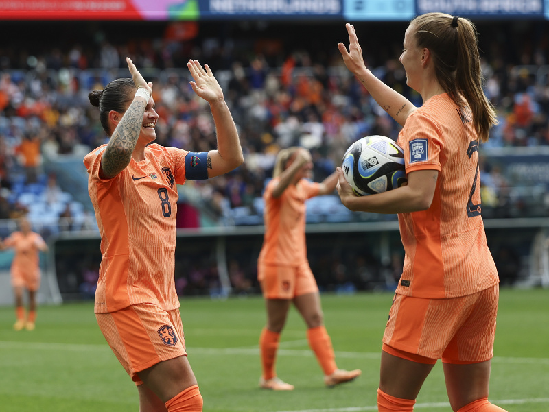 Sherida Spitseová (vľavo) a Lynn Wilmsová oslavujú postup Holandska do štvrťfinále
