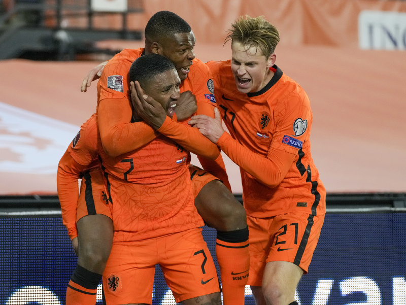 Steven Bergwijn sa teší z gólu so spoluhráčmi