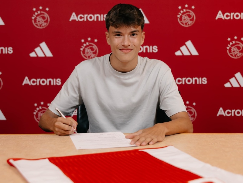 Ajax Amsterdam podpísal zmluvu s Damianom van der Vaartom
