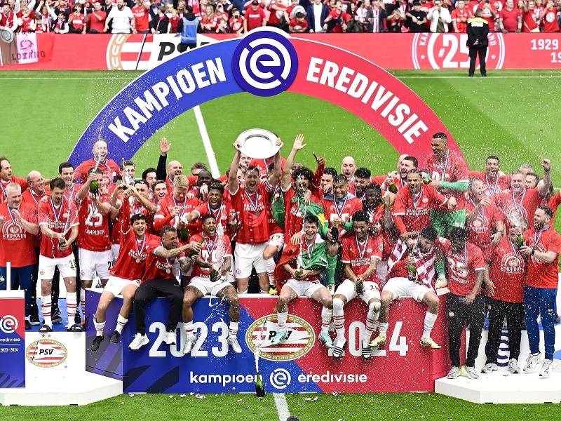 Futbalisti PSV Eindhoven ovládli holandskú Eredivisie
