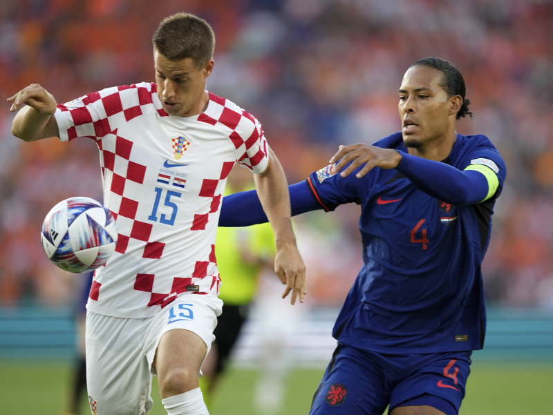 Hráč Holandska Virgil van Dijk a hráč Chorvátska Mario Pašalič v súboji