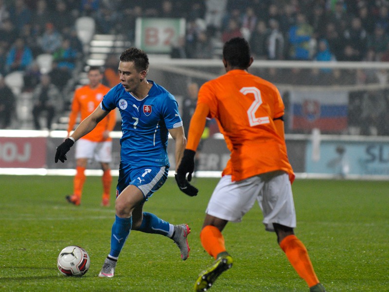 Jaroslav Mihalík zo Slovenska a Joshua Brenet z Holandska vo futbalovom zápase kvalifikácie ME 2017 hráčov do 21 rokov