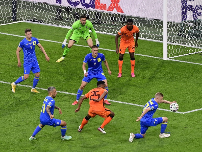 Oleksandr Zinchenko zachraňuje situáciu v šestnástke