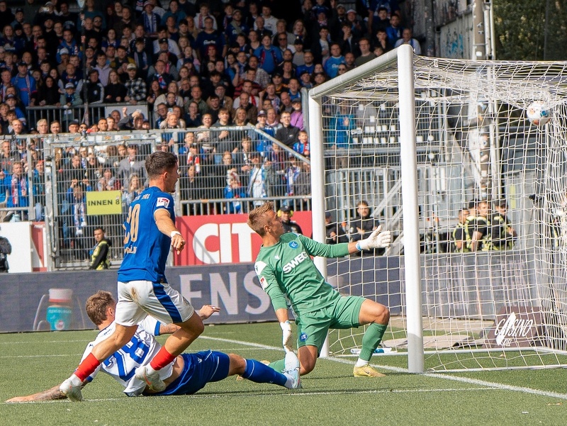 Adrián Kaprálik strieľa gól 