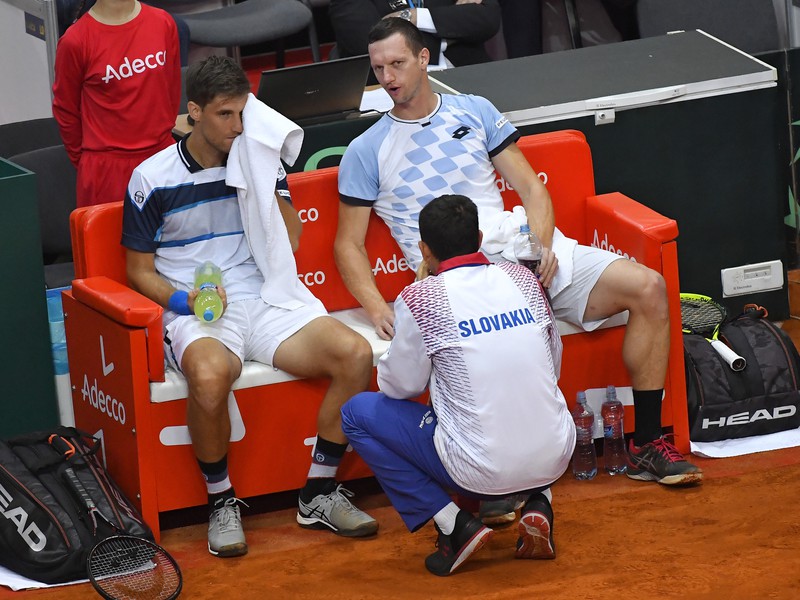 Na snímke slovenskí daviscupoví reprezentanti Martin Kližan (vľavo), Filip Polášek (vpravo) a nehrajúci kapitán Dominik Hrbatý