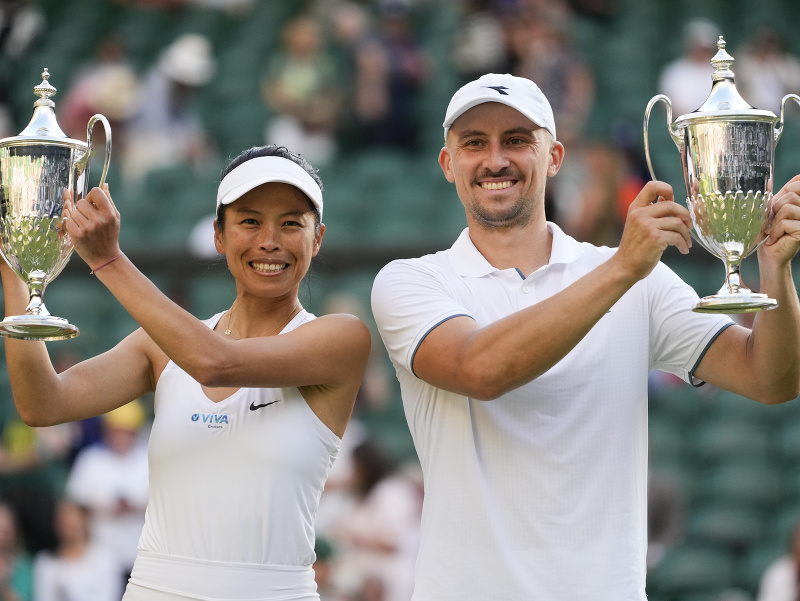 Hsieh Su-Wei a Jan Zielinski oslavujú výhru Wimbledonu