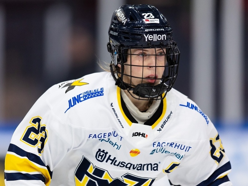 Fínska hokejistka Sanni Hakalaová v drese švédskeho HV 71