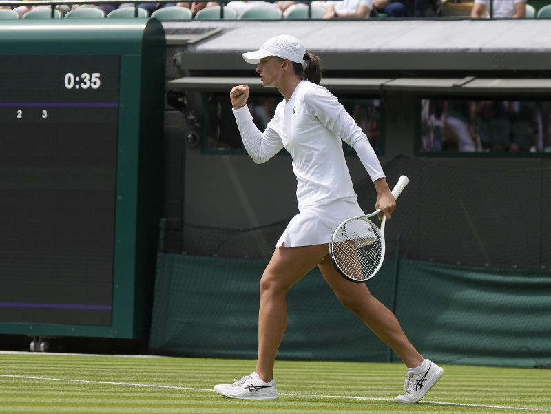 Poľská tenistka Iga Swiateková počas prvého kola Wimbledonu