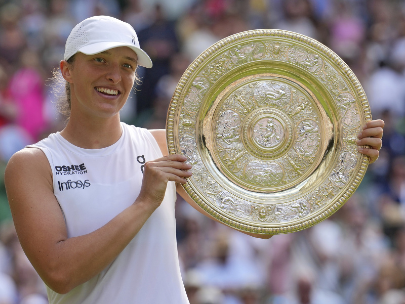 Poľská tenistka Iga Swiateková s trofejou pre víťazku Wimbledonu 2025
