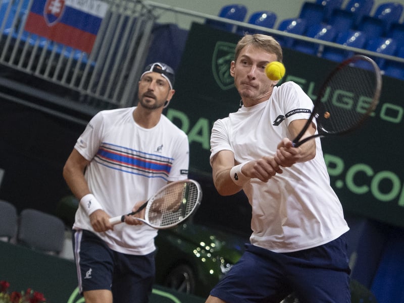 Na snímke slovenská dvojica Igor Zelenay a Lukáš Klein v zápase Davisovho pohára