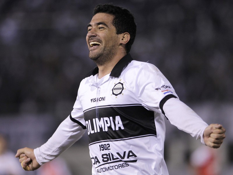 Hráč paraguajskej Olimpie Juan Carlos Ferreira oslavuje gól