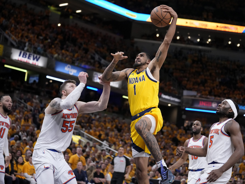 Obi Toppin (1) z Indiana Pacers smešuje na kôš cez hráčov New Yorku Knicks