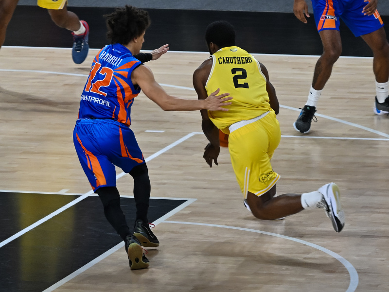 Na snímke zľava Mason Zane Harrell (Lučenec) a Dontay Latrai Caruthers (Inter Bratislava)