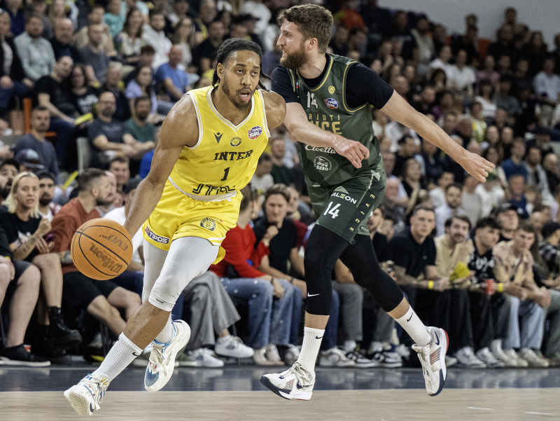 Zľava Isaiah Cousins (Inter) a David Abrahám (Levice) počas štvrtého finálového zápasu play-off