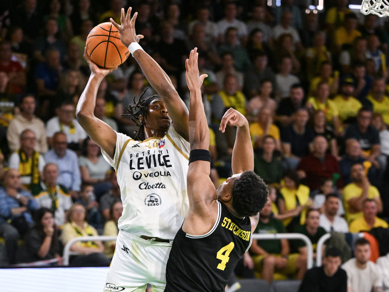 Na snímke zľava Karl William Gamble Jr (Levice) a Shamiel Shawn Stevenson (Bratislava)