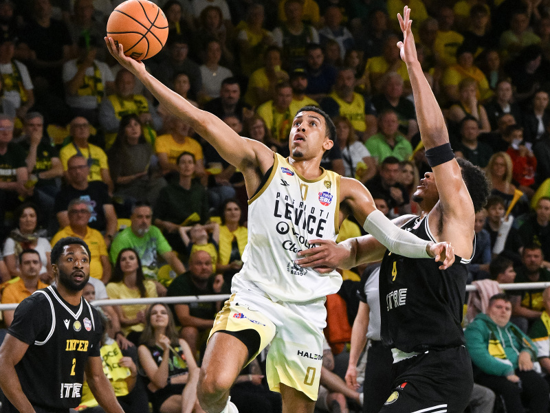 Na snímke zľava Dontay Latrai Caruthers (Bratislava), D'mitrik Alexander Trice (Levice) a Shamiel Shawn Stevenson (Bratislava)