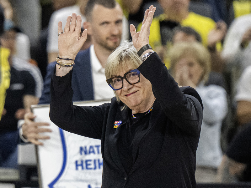 Basketbalová trénerka Natália Hejková dostala pamätný dres pred začiatkom štvrtého finálového zápasu play off Tipos SBL v basketbale mužov medzi Inter Bratislava - Patrioti Levice