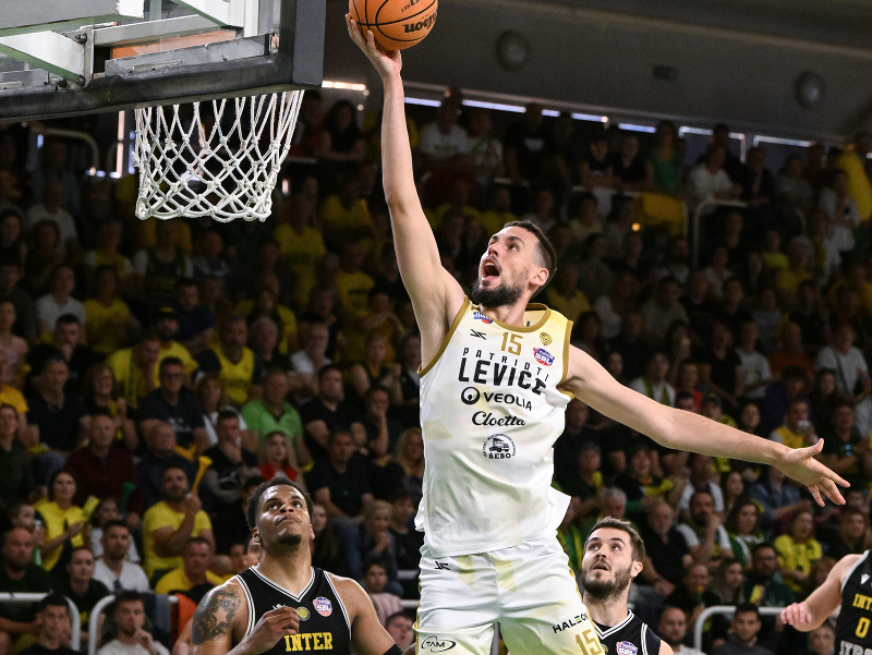 Na snímke zľava Shamiel Shawn Stevenson (Bratislava) a Boris Bojanovský (Levice)