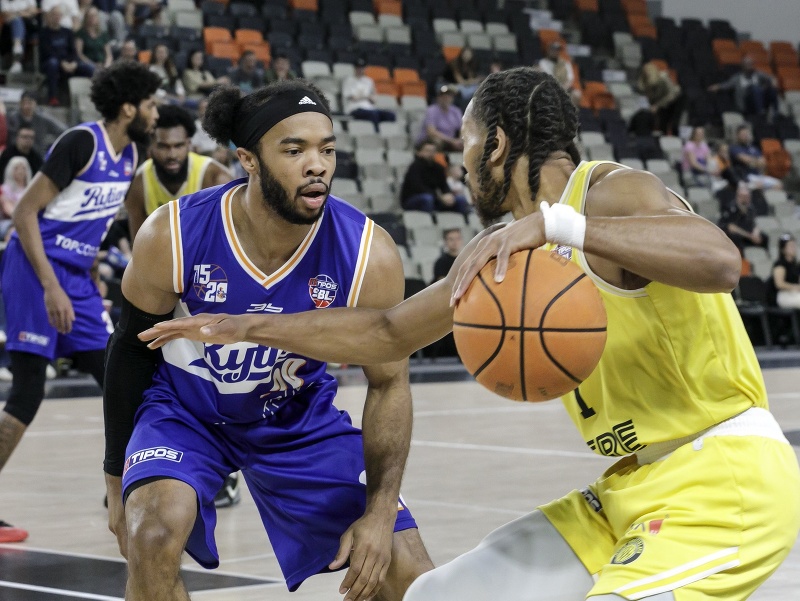 Zľava Cameron Shelton (Spišskí Rytieri) a Isaiah Cousins (Inter) počas prvého zápasu semifinále play-off Tipos SBL