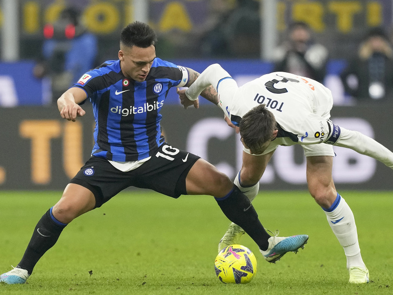 Hráč Interu Miláno Lautaro Martínez( vľavo) bojuje o loptu s Rafaelom Toloim z Atalanty