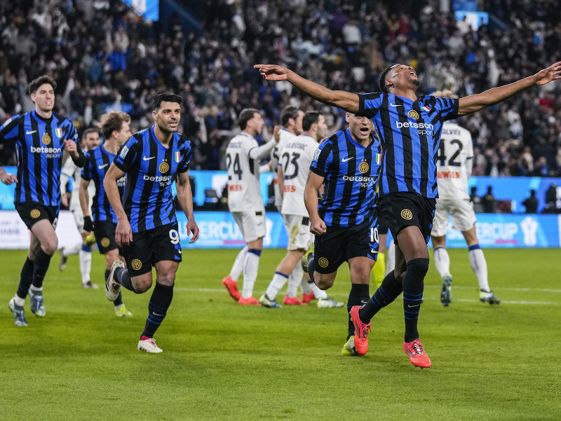 Hráč Interu Miláno Denzel Dumfries (vpravo) oslavuje so spoluhráčmi po tom, ako strelil úvodný gól počas semifinále Talianskeho superpohára