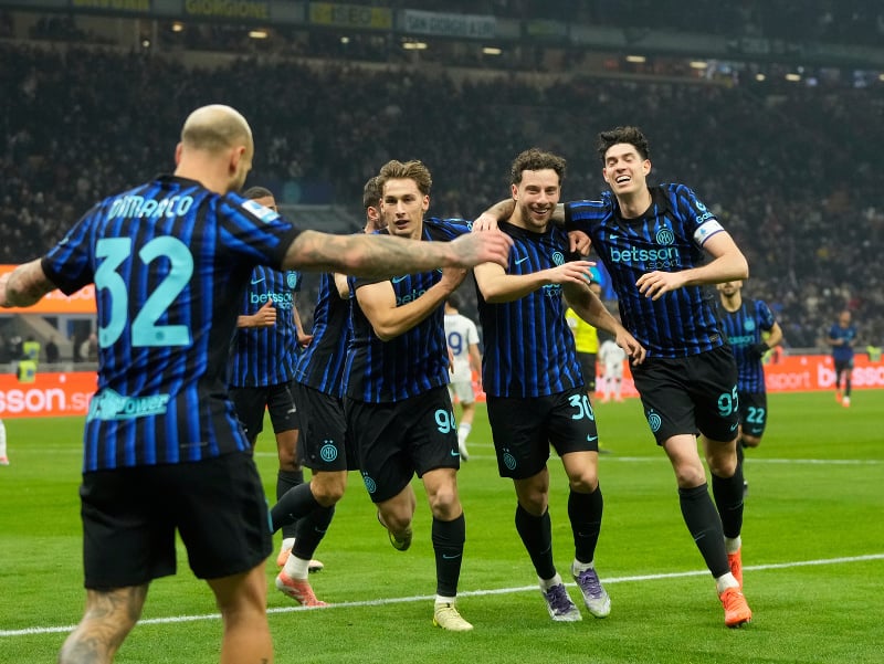 Hráč Interu Miláno Carlos Augusto (druhý sprava) oslavuje so spoluhráčmi 